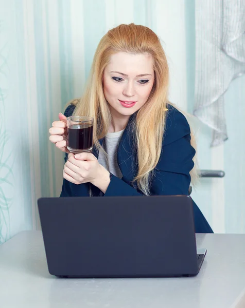 Dama de negocios con un ordenador portátil — Foto de Stock