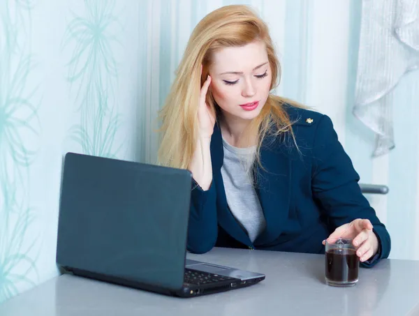 Dama de negocios con un ordenador portátil — Foto de Stock