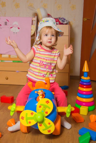 Una bambina a cavallo di una macchina da scrivere — Foto Stock