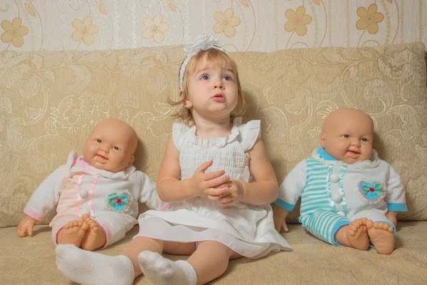 Menina com as bonecas — Fotografia de Stock