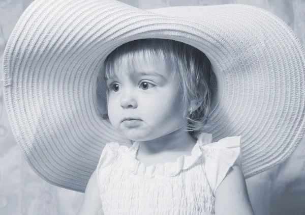 Bambina con un bel cappello — Foto Stock