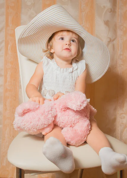 Niña en un hermoso sombrero —  Fotos de Stock