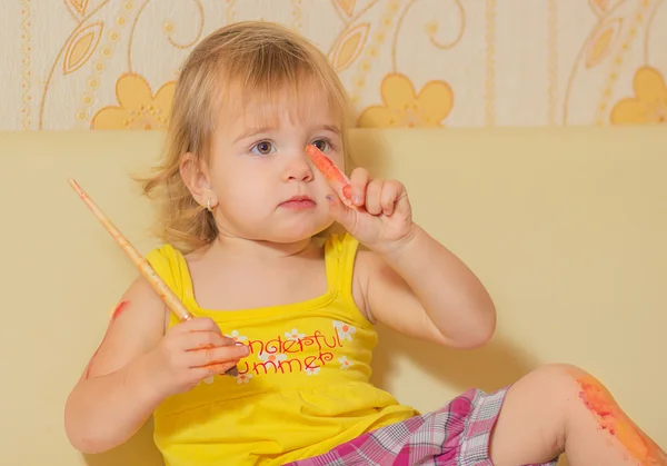 Das kleine Mädchen malt — Stockfoto