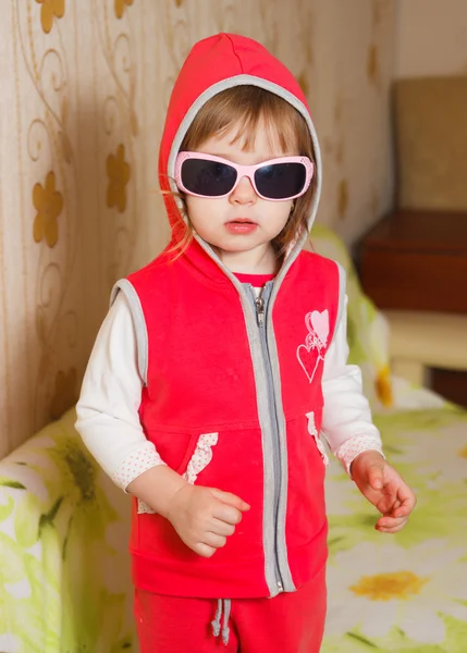 Niña en un traje deportivo y gafas — Foto de Stock