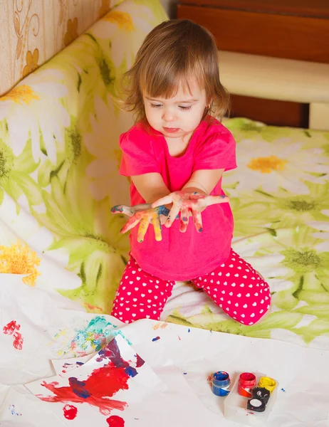 Das kleine Mädchen malt — Stockfoto