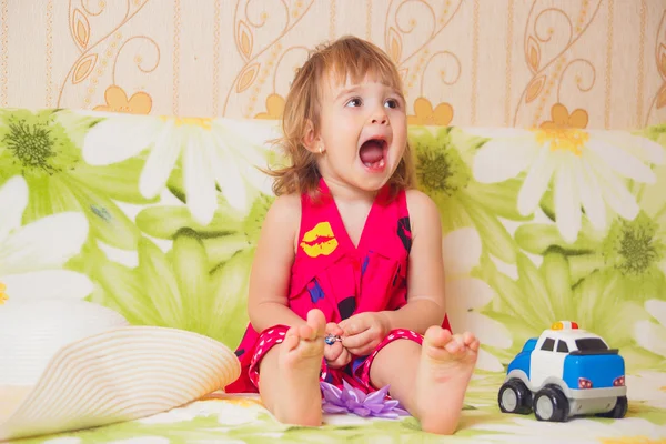 Liten flicka öppnade allmänt munnen — Stockfoto