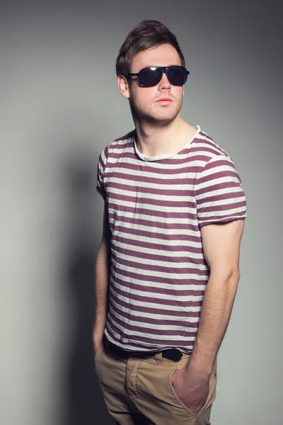 एक टी-शर्ट आणि चष्मा मध्ये सुंदर माणूस — स्टॉक फोटो, इमेज