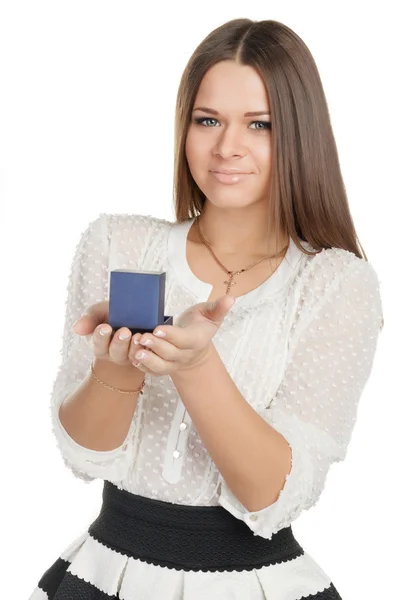 美丽的女孩在一件衣服，拿着一盒用一枚戒指 — 图库照片