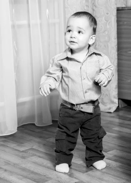 Un niño pequeño en pantalones y camisa —  Fotos de Stock