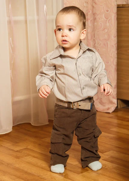 Маленький мальчик в брюках и рубашке — стоковое фото