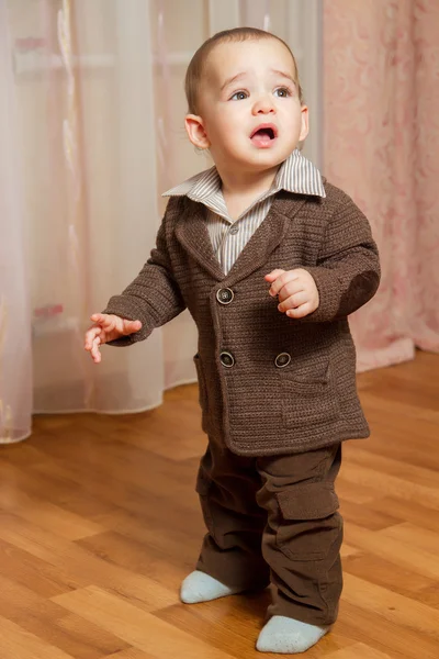 Un niño pequeño en pantalones y chaqueta —  Fotos de Stock