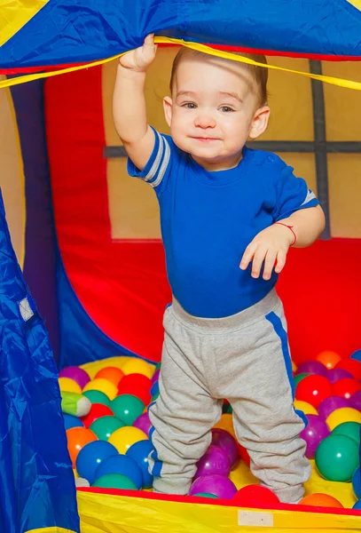 Den lilla pojken spelade med färgade bollar — Stockfoto