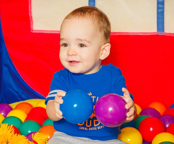 Mały chłopiec grał z kolorowych kulek — Zdjęcie stockowe