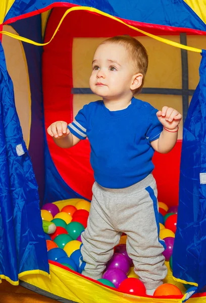 Le petit garçon jouait avec les boules colorées — Photo