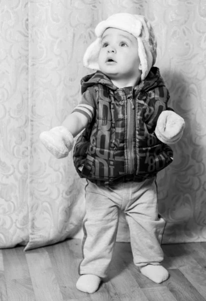 Een jongetje in winter hoed — Stockfoto