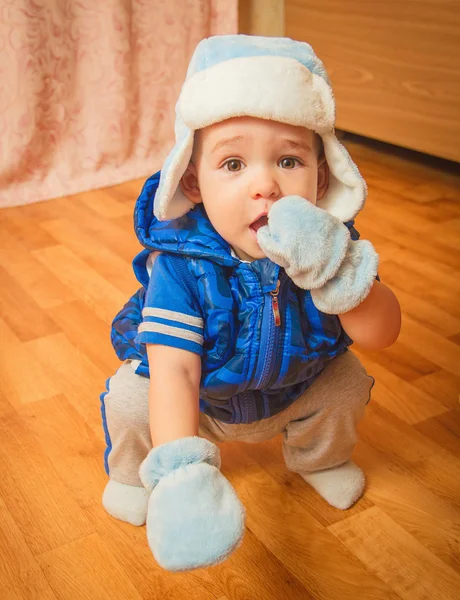 Kış şapka içinde küçük bir çocuk — Stok fotoğraf