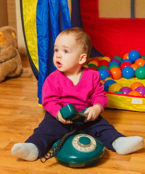 Der kleine Junge spielte mit dem Telefon — Stockfoto