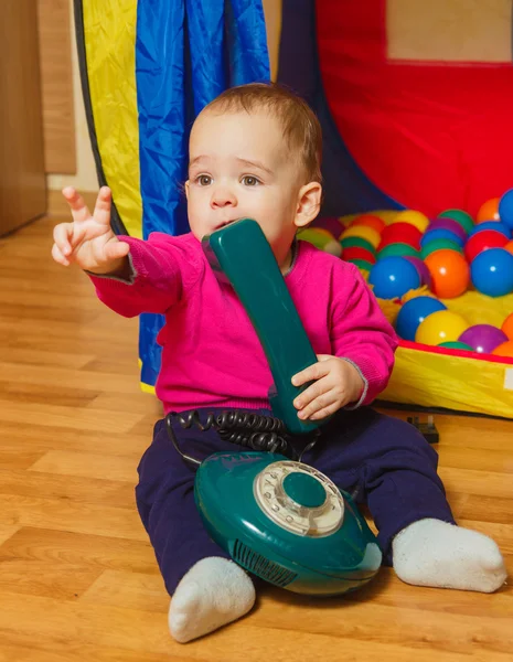 Le petit garçon jouait avec le téléphone — Photo