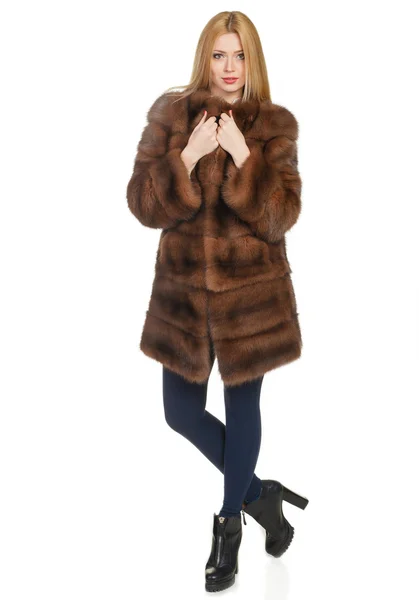Hermosa chica en un abrigo de piel — Foto de Stock