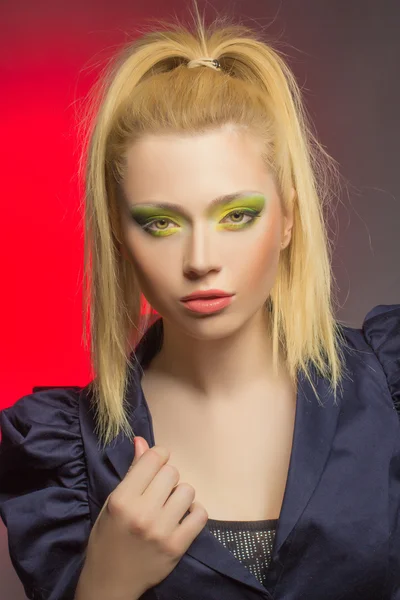 Mladá dívka s krásným make-upu — Stock fotografie