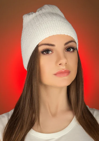 Ritratto di una bella ragazza con un cappello — Foto Stock