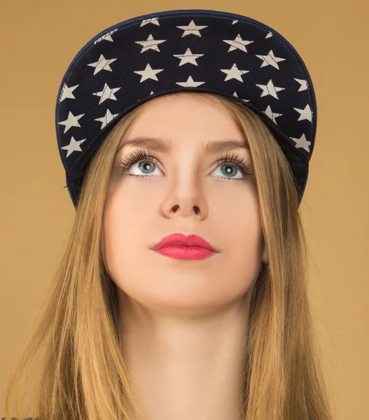 Portrait d'une jeune fille en casquette de baseball — Photo