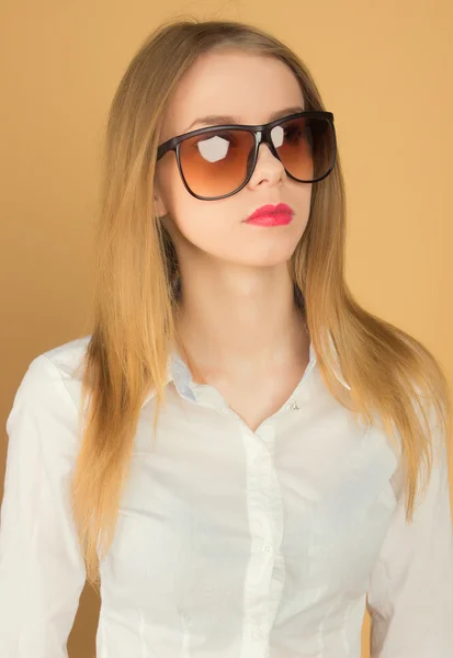 Krásná mladá dívka v bílé košili — Stock fotografie
