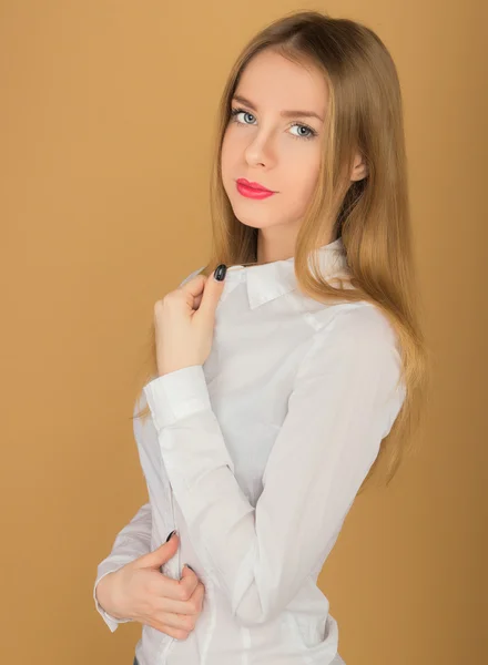 Una hermosa joven con una camisa blanca —  Fotos de Stock