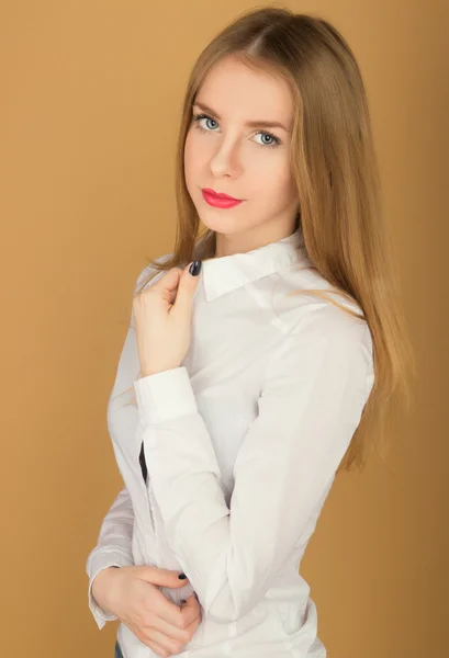 Piękna, młoda dziewczyna w białej koszuli — Zdjęcie stockowe