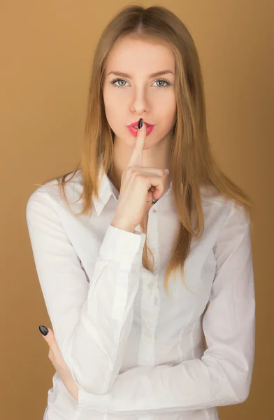 Beyaz gömlekli genç bir kız ve onun parmağını onun dudakları aga — Stok fotoğraf