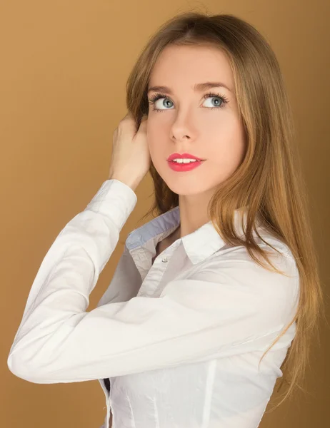 Красивая молодая девушка в белой рубашке — стоковое фото