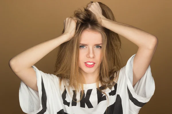 Porträt eines jungen Mädchens im T-Shirt — Stockfoto