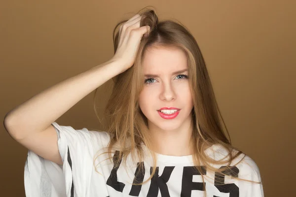 Retrato de uma jovem menina em uma camiseta — Fotografia de Stock