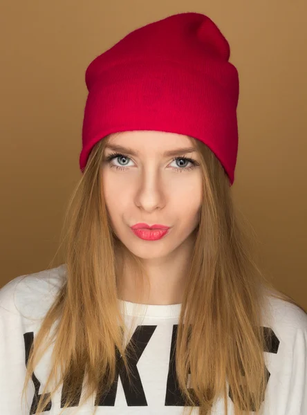 Portrait d'une jeune fille coiffée d'un bonnet et d'un t-shirt — Photo
