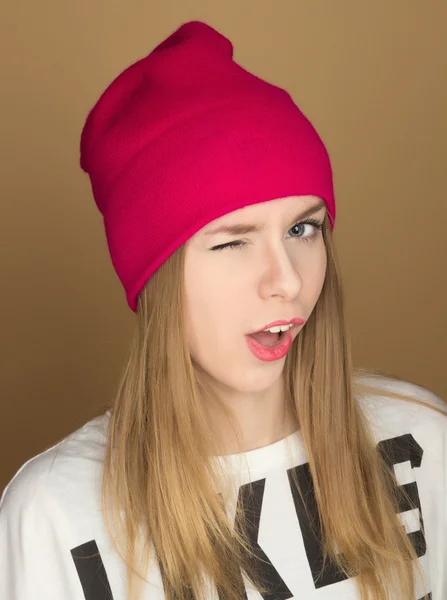 帽子と t シャツで 10 代の若い女の子 — ストック写真
