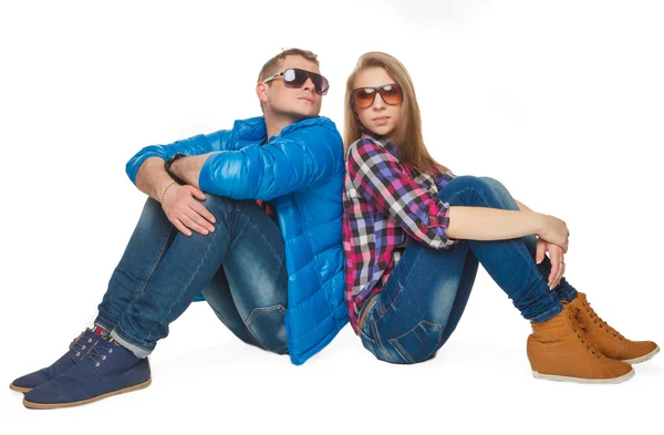 Красивый парень и девушка в солнцезащитных очках — стоковое фото