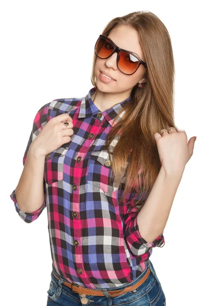 La hermosa joven en camisa y gafas de sol — Foto de Stock