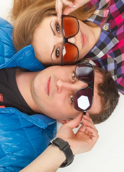 Mooie jongen en meisje in zonnebril — Stockfoto