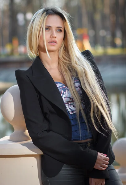 Mooie blonde poseren in het park — Stockfoto