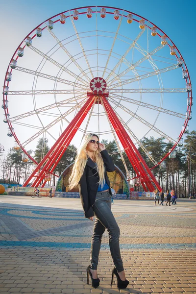 Belle blonde posant dans un parc — Photo