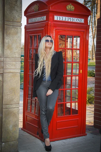 Menina bonita em óculos de sol posando — Fotografia de Stock