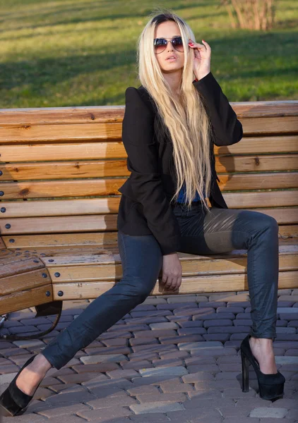 Menina bonita em óculos de sol posando — Fotografia de Stock