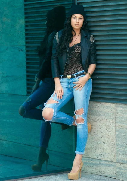 şık ve güzeller güzeli bir kız baş 