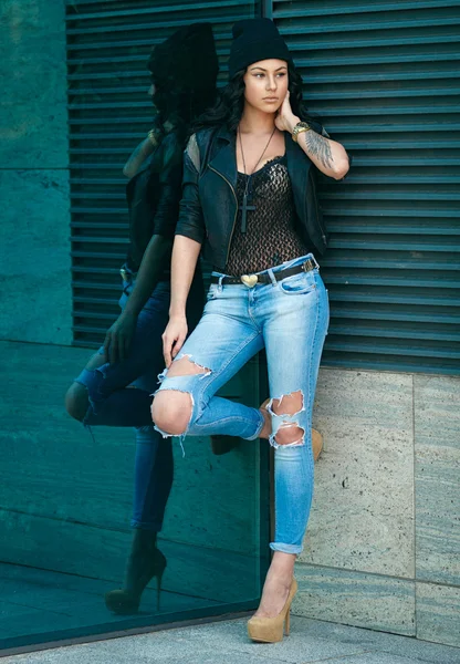 şık ve güzeller güzeli bir kız baş 