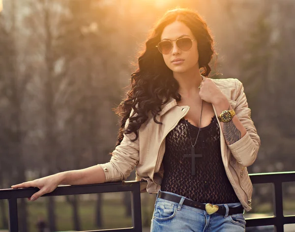 Vacker, snygg tjej i solglasögon — Stockfoto