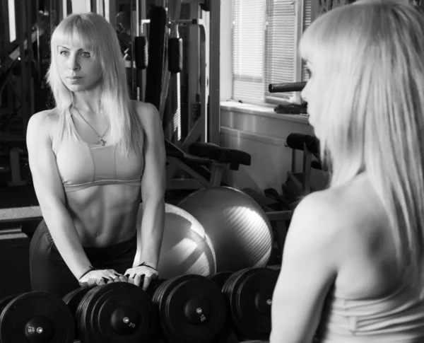 La fille est engagée dans la salle de gym — Photo