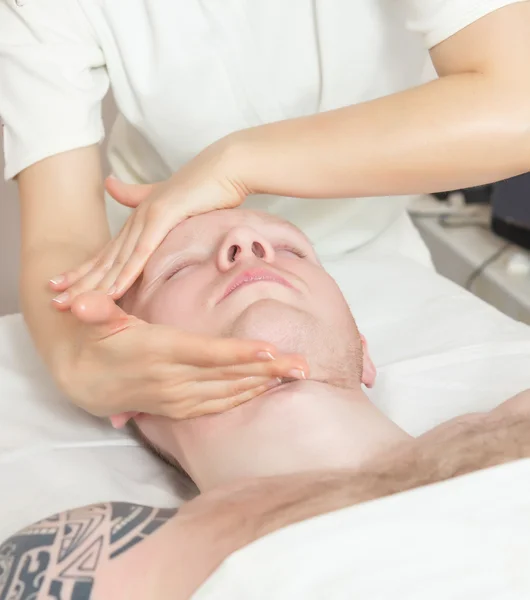 Ragazza massaggiatrice facendo massaggio — Foto Stock