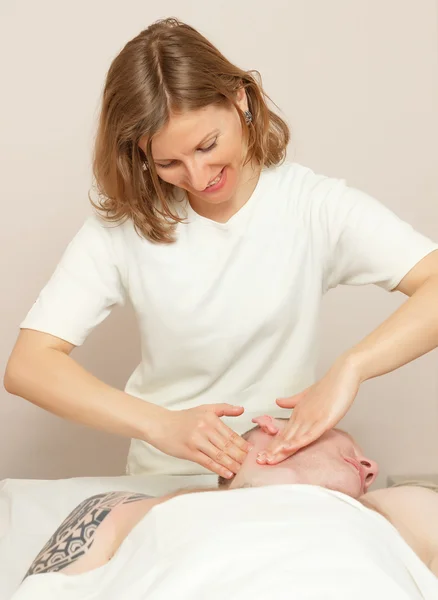 Menina massagista fazendo massagem — Fotografia de Stock