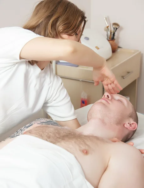 Chica masajista haciendo masaje — Foto de Stock