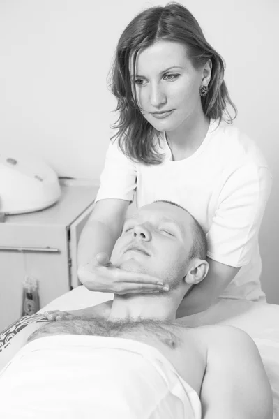 Masérka dívka dělá masáž — Stock fotografie